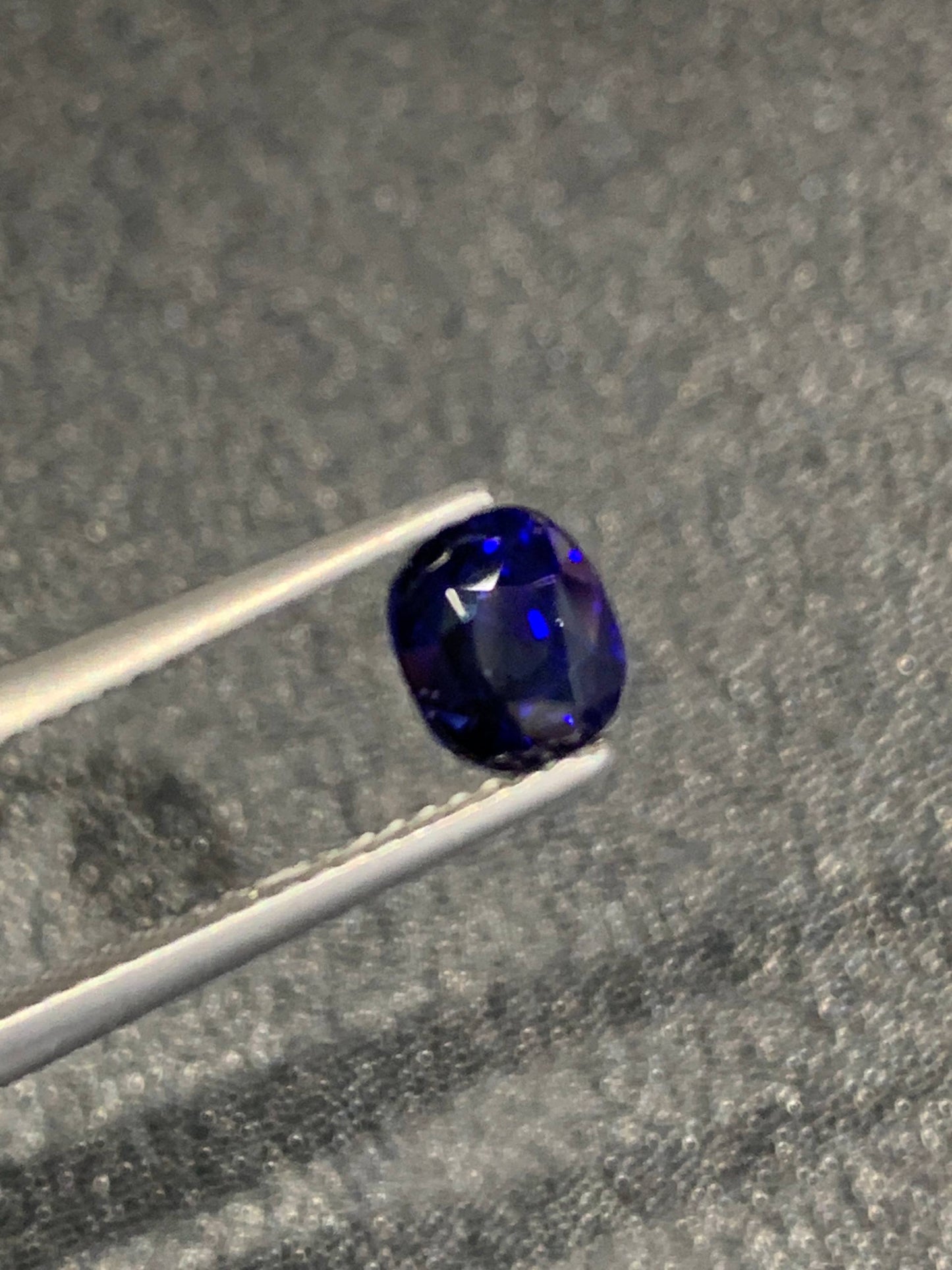 2.01 ct, Unique bi-color faceted sapphire