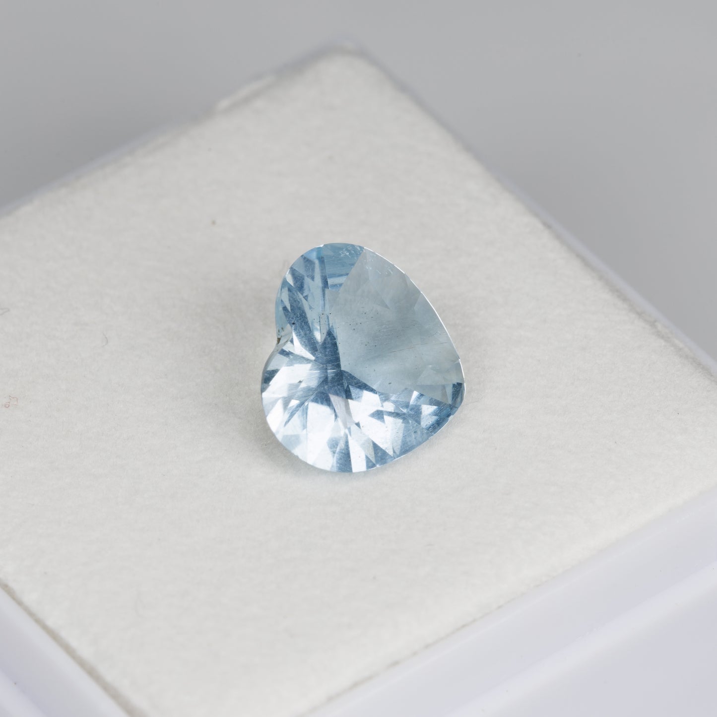 2.31 cts, Faceted aquamarine heart shape