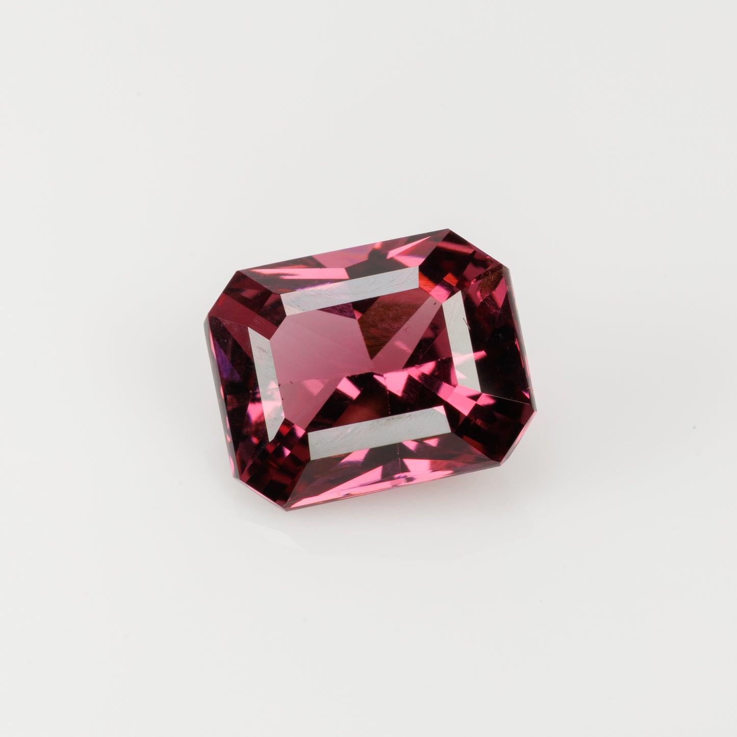 Faceted rhodolite garnet, 1.94 cts