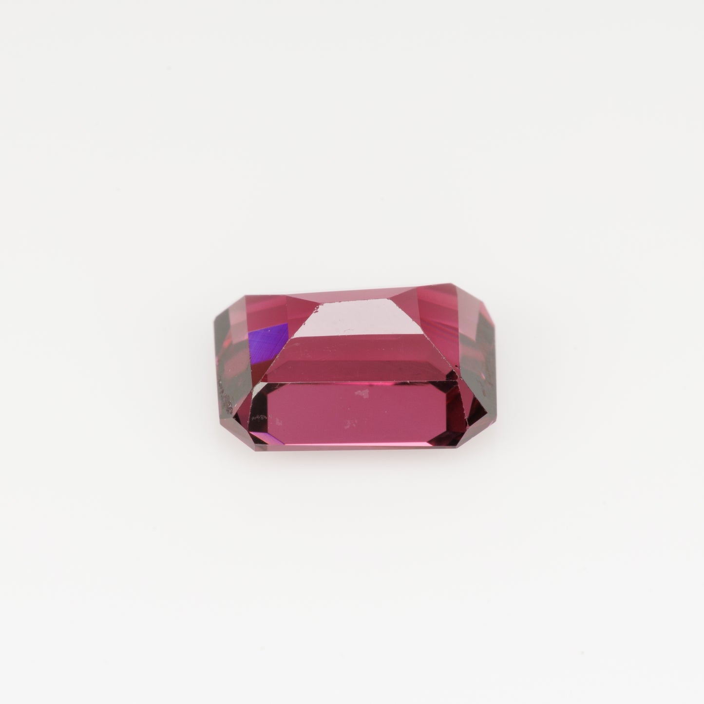 Faceted rhodolite garnet, 1.735 cts