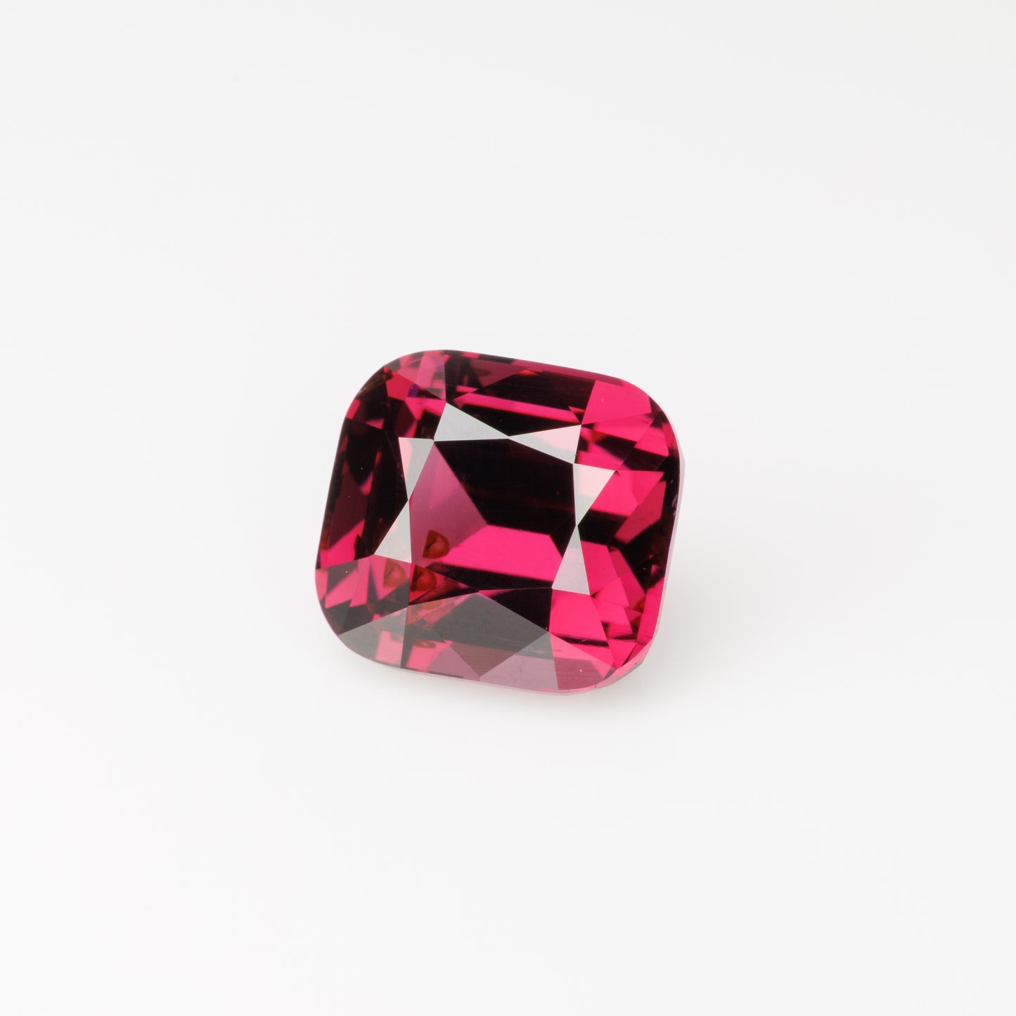 Faceted rhodolite garnet, 3.8 cts