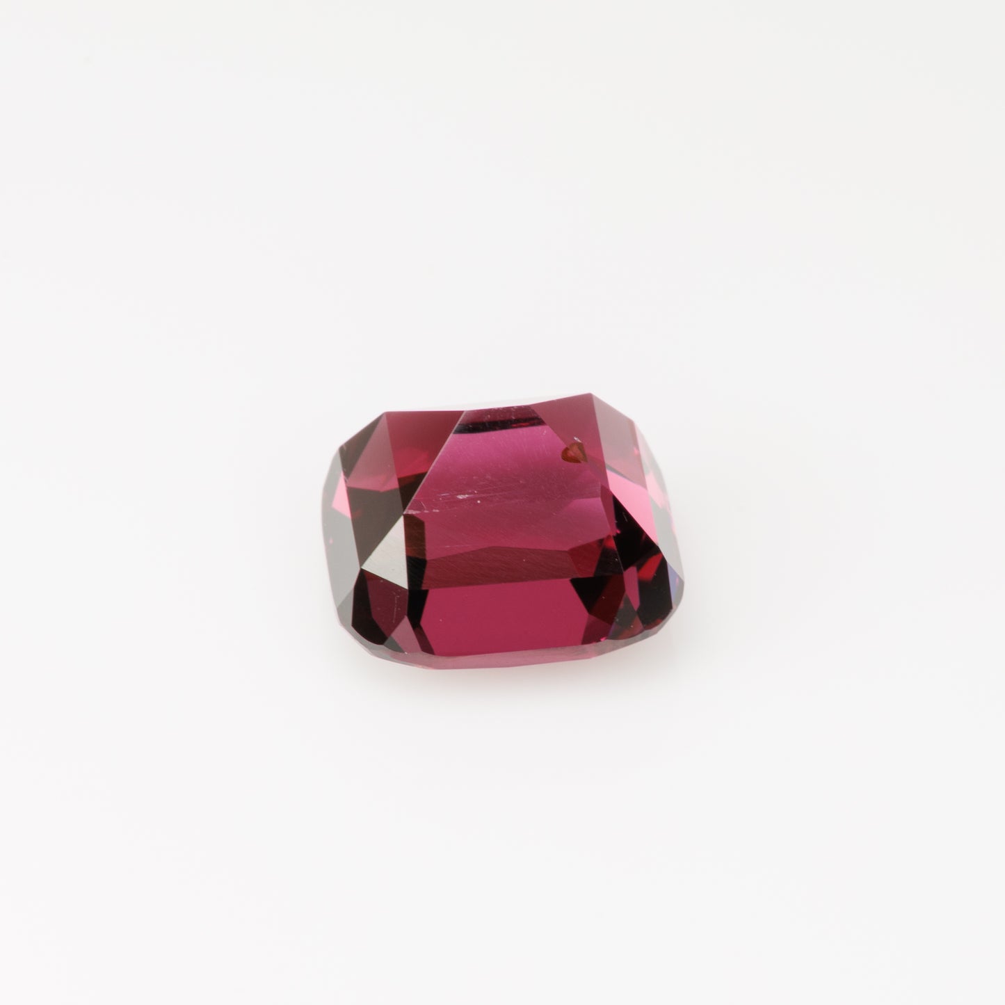 Faceted rhodolite garnet, 3.8 cts
