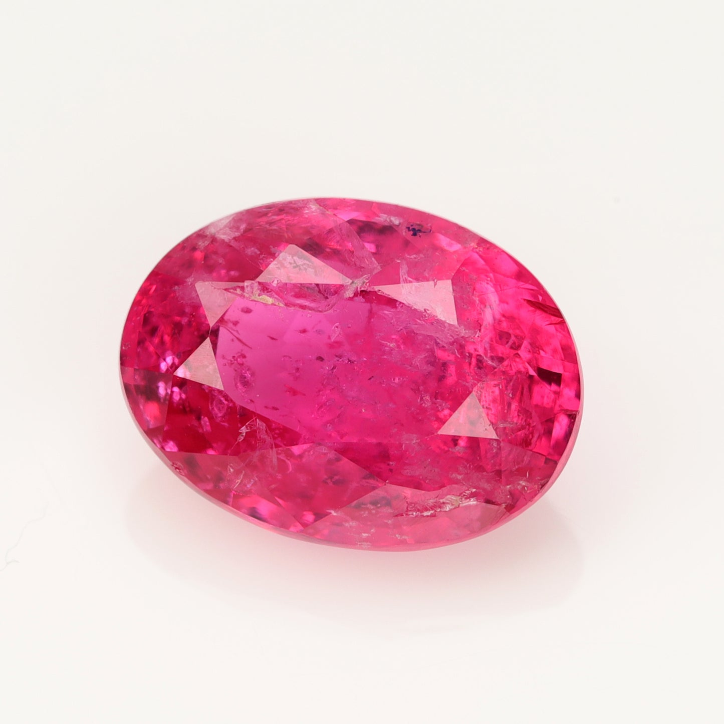 2.8 cts, Vivid pink Mahenge oval spinel