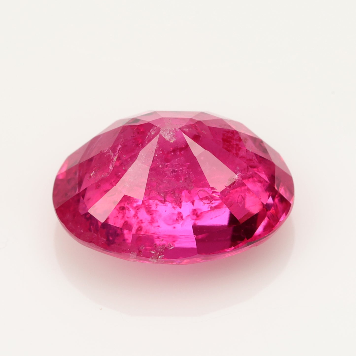 2.8 cts, Vivid pink Mahenge oval spinel