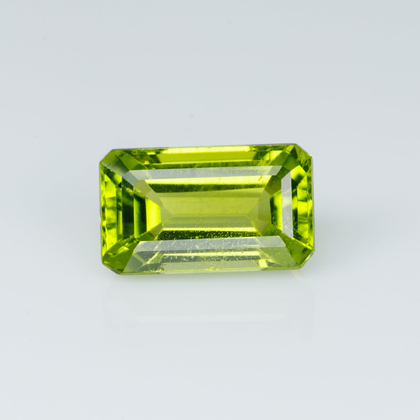 2.83 cts, Faceted peridot emerald cut