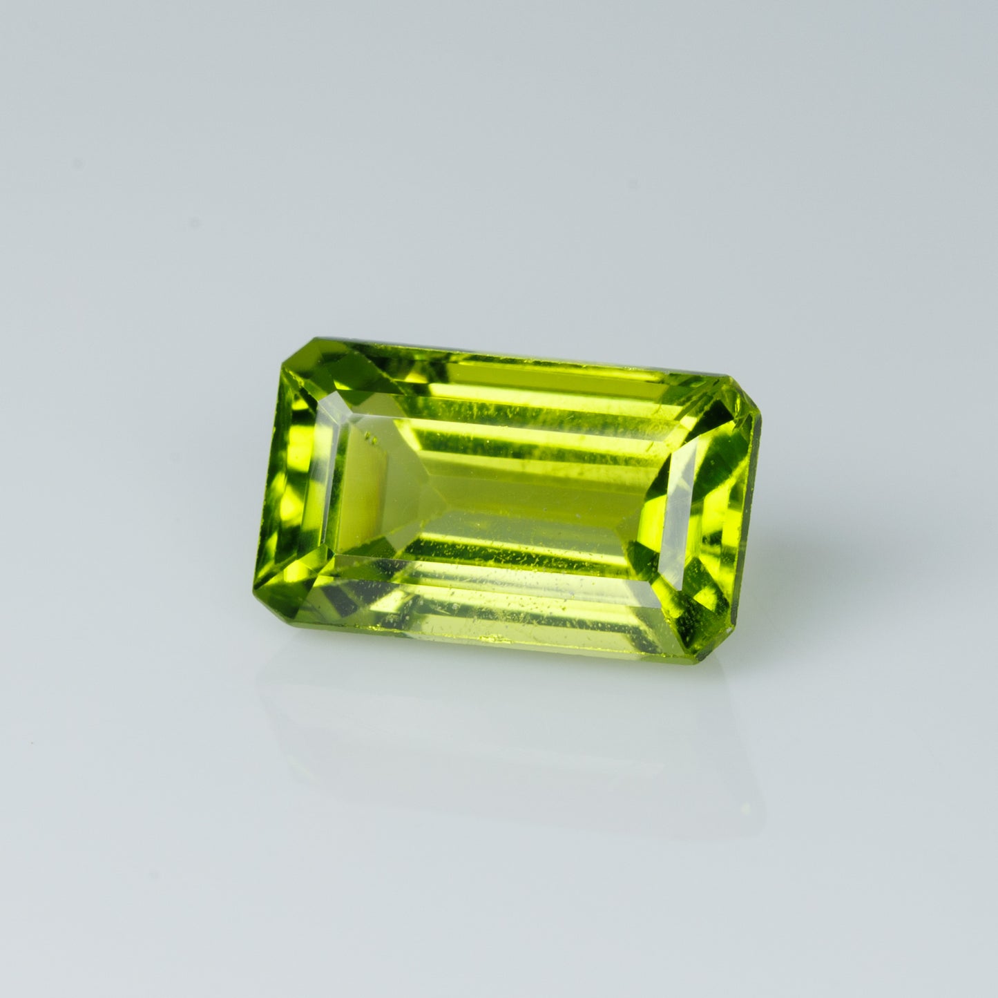 2.83 cts, Faceted peridot emerald cut