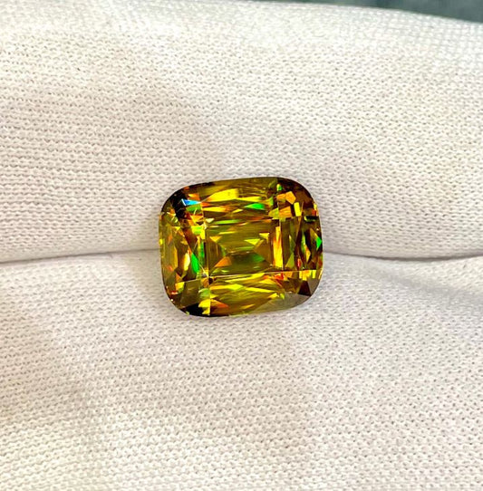 Faceted yellow green sphene, 7.7 cts