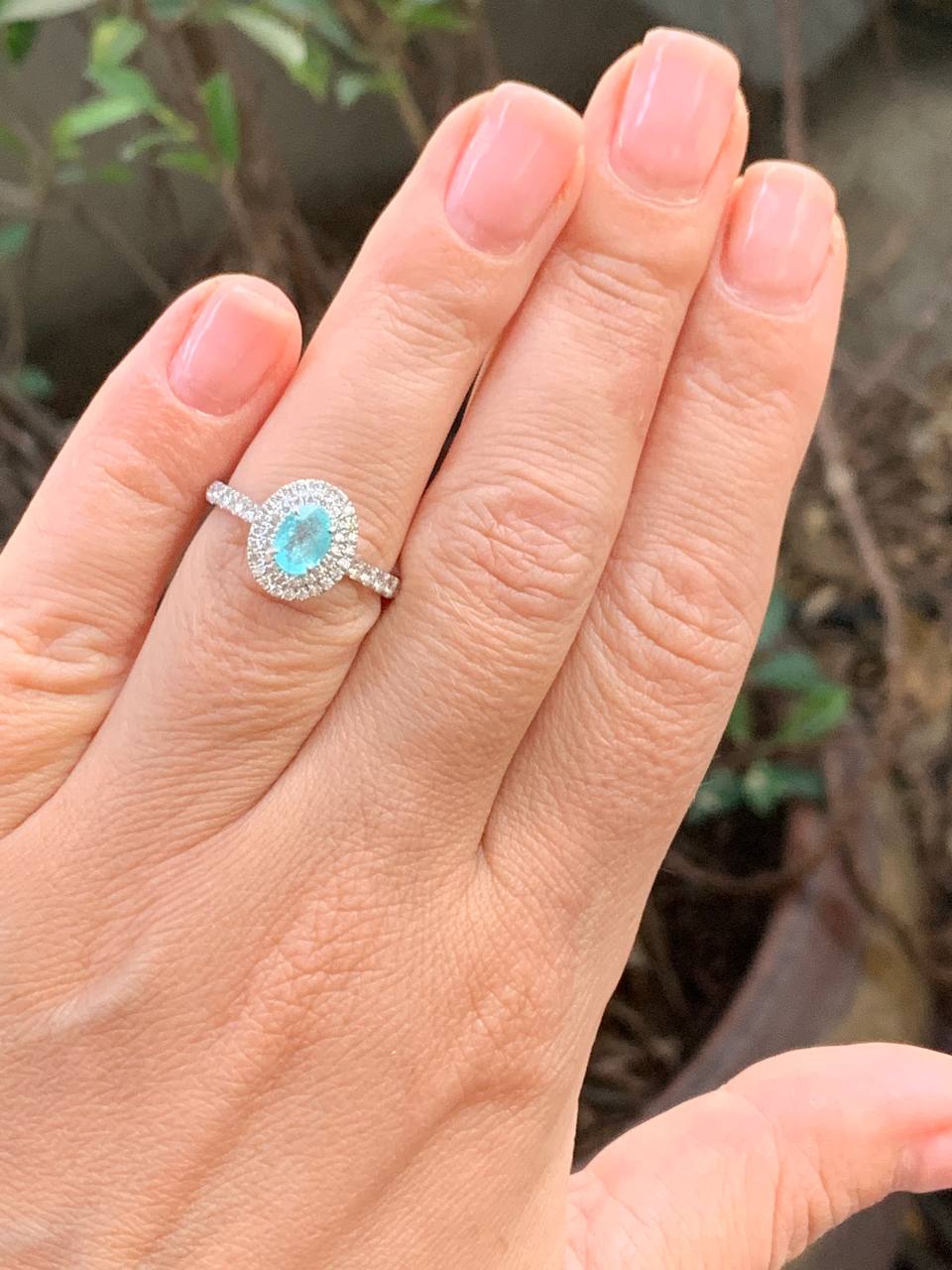 Ring with neon-blue Paraiba tourmaline