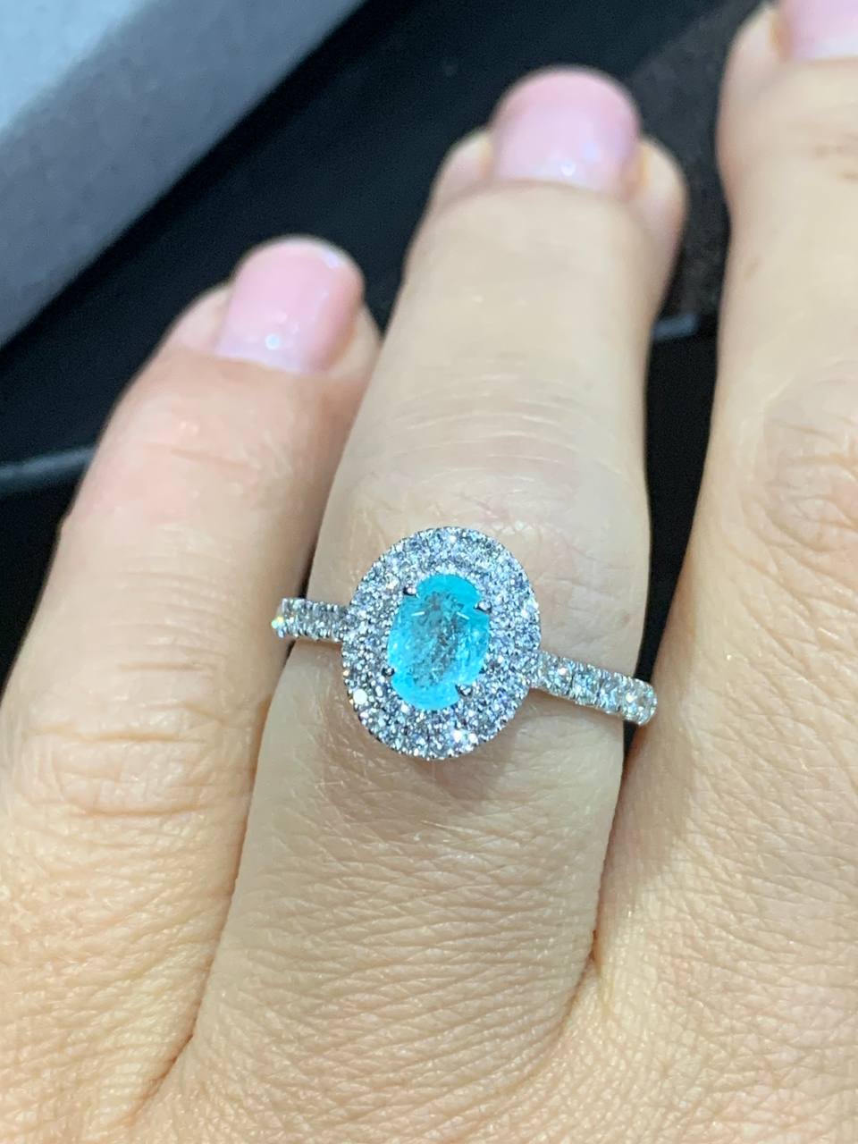Ring with neon-blue Paraiba tourmaline