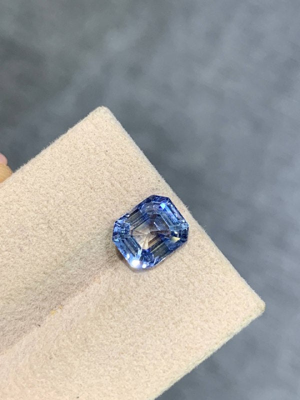 3.05 cts, Polychromatic untreated blue‑yellow sapphire with a GIA certificate