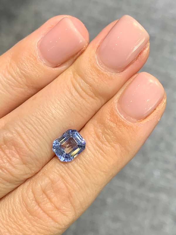 3.05 cts, Polychromatic untreated blue‑yellow sapphire with a GIA certificate
