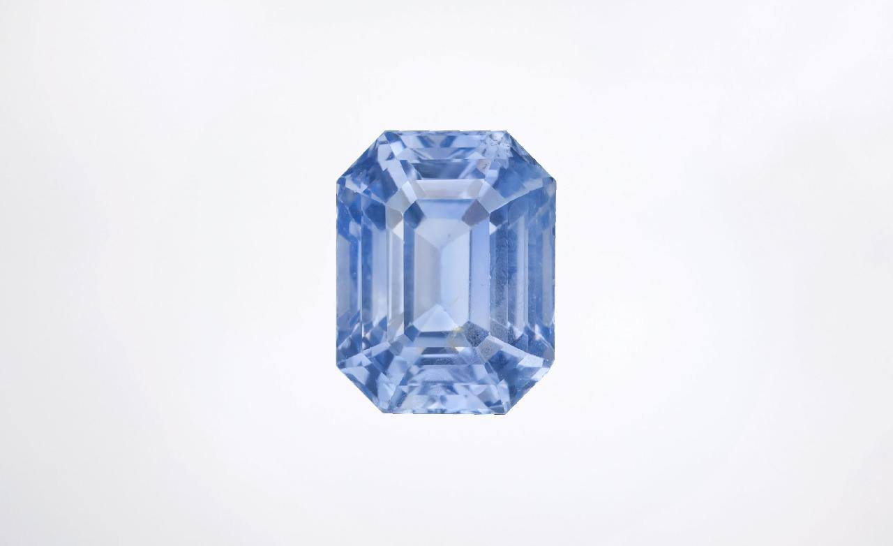 3.77 cts, Faceted untreated blue sapphire with a GIA certificate