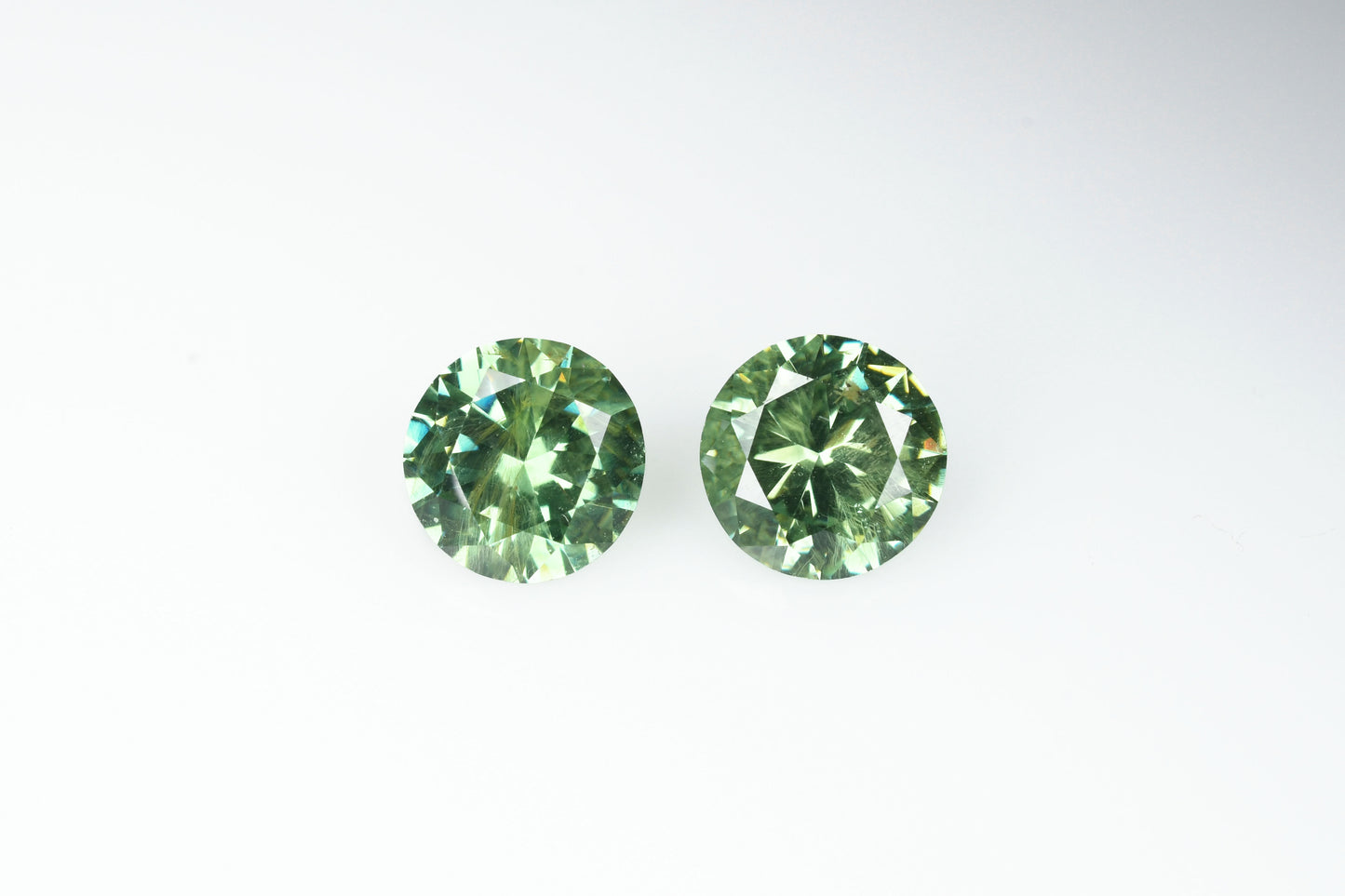 Faceted demantod garnet pair 1,08 ct