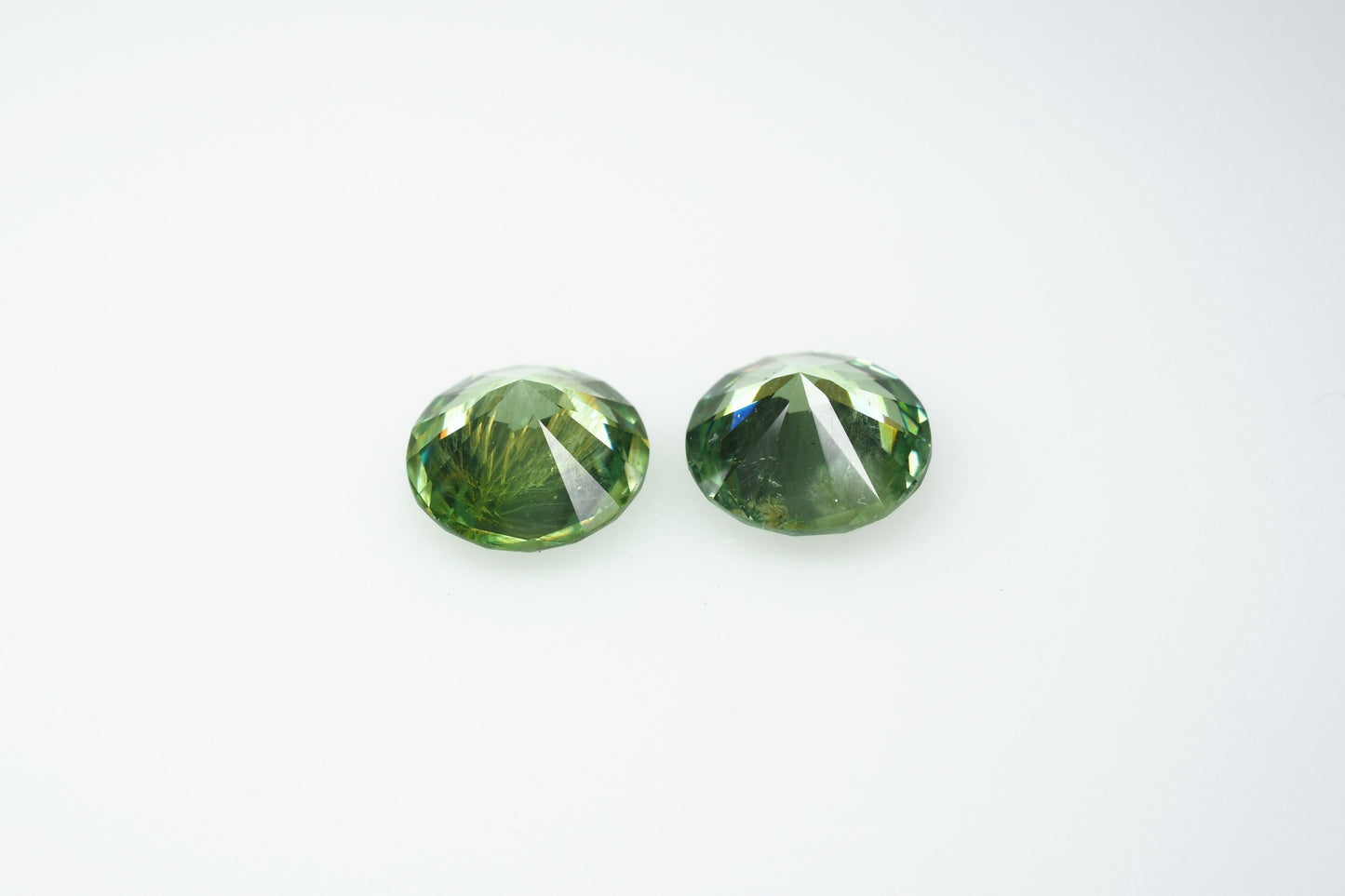 Faceted demantod garnet pair 1,08 ct