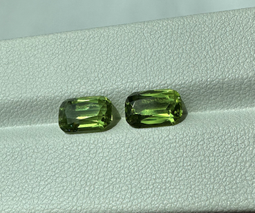 Pair of apple-green peridots of 3.93 ct