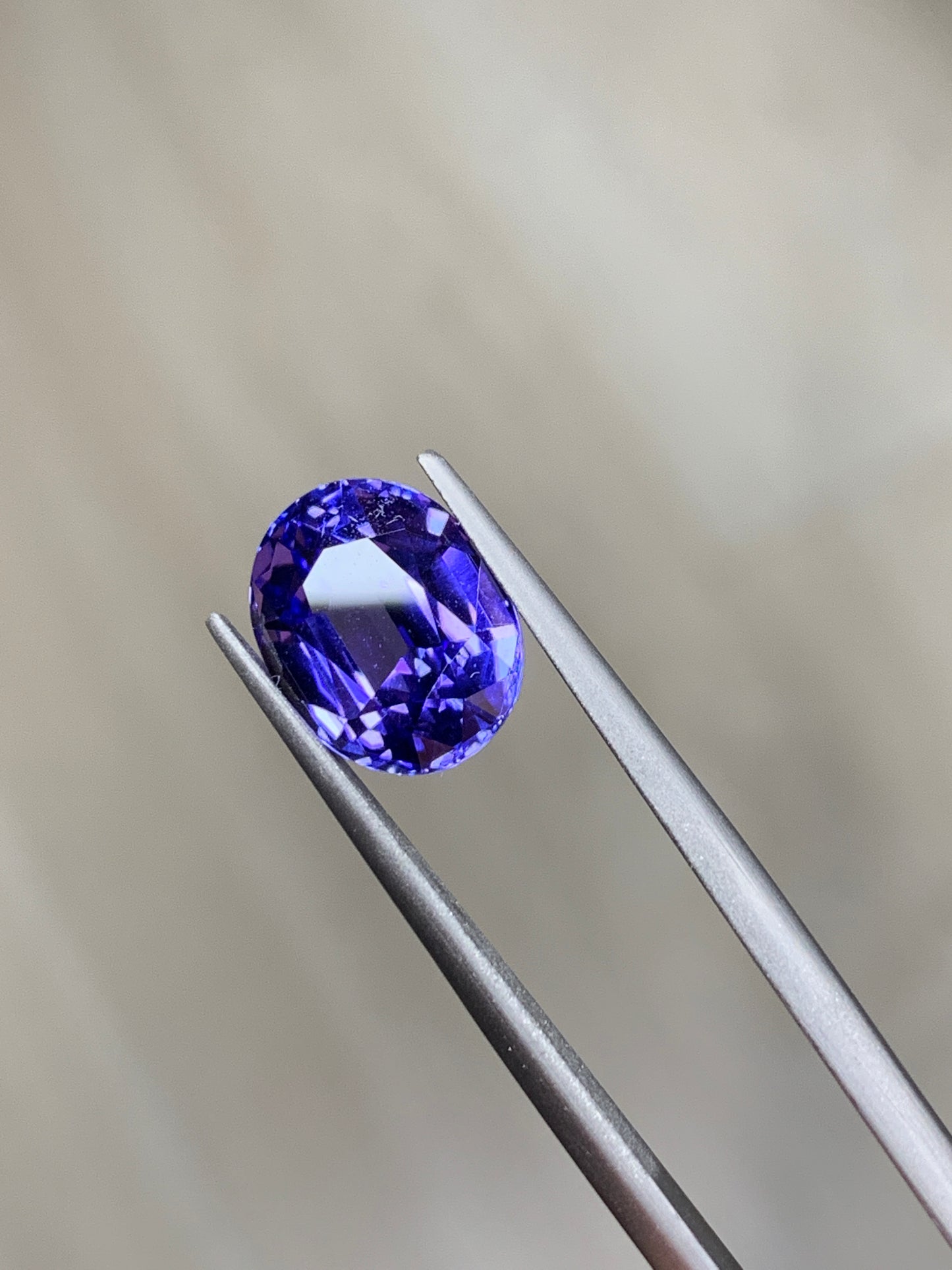 Oval faceted tanzanite, high quality cutting 5.92 ct