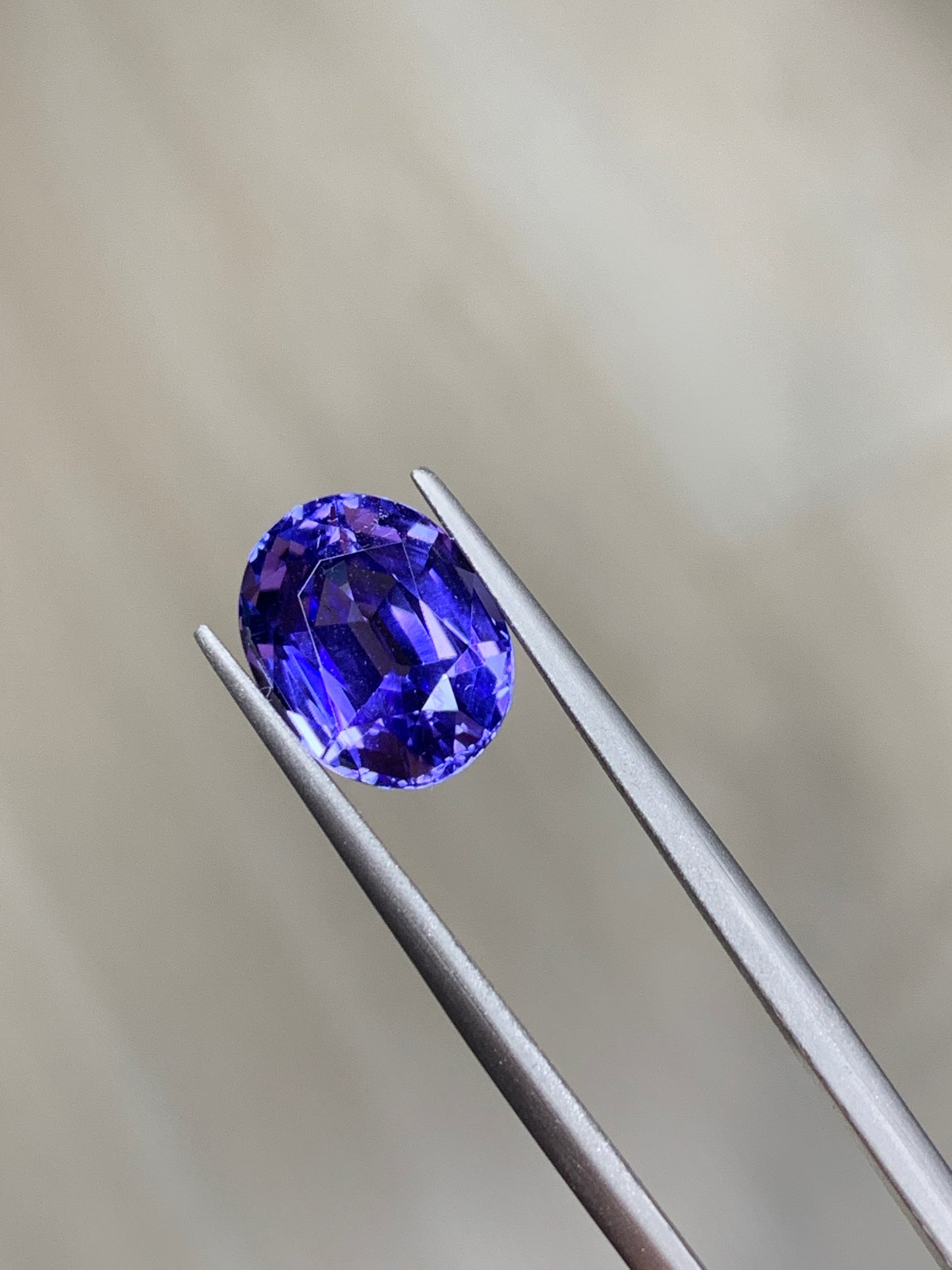 Oval faceted tanzanite, high quality cutting 5.92 ct