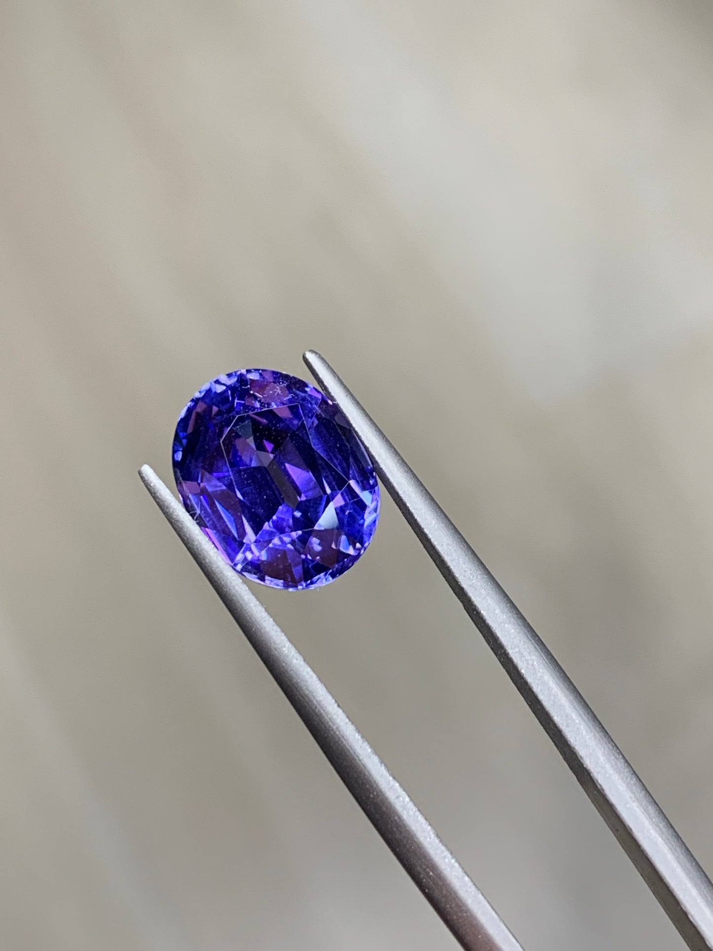 Oval faceted tanzanite, high quality cutting 5.92 ct