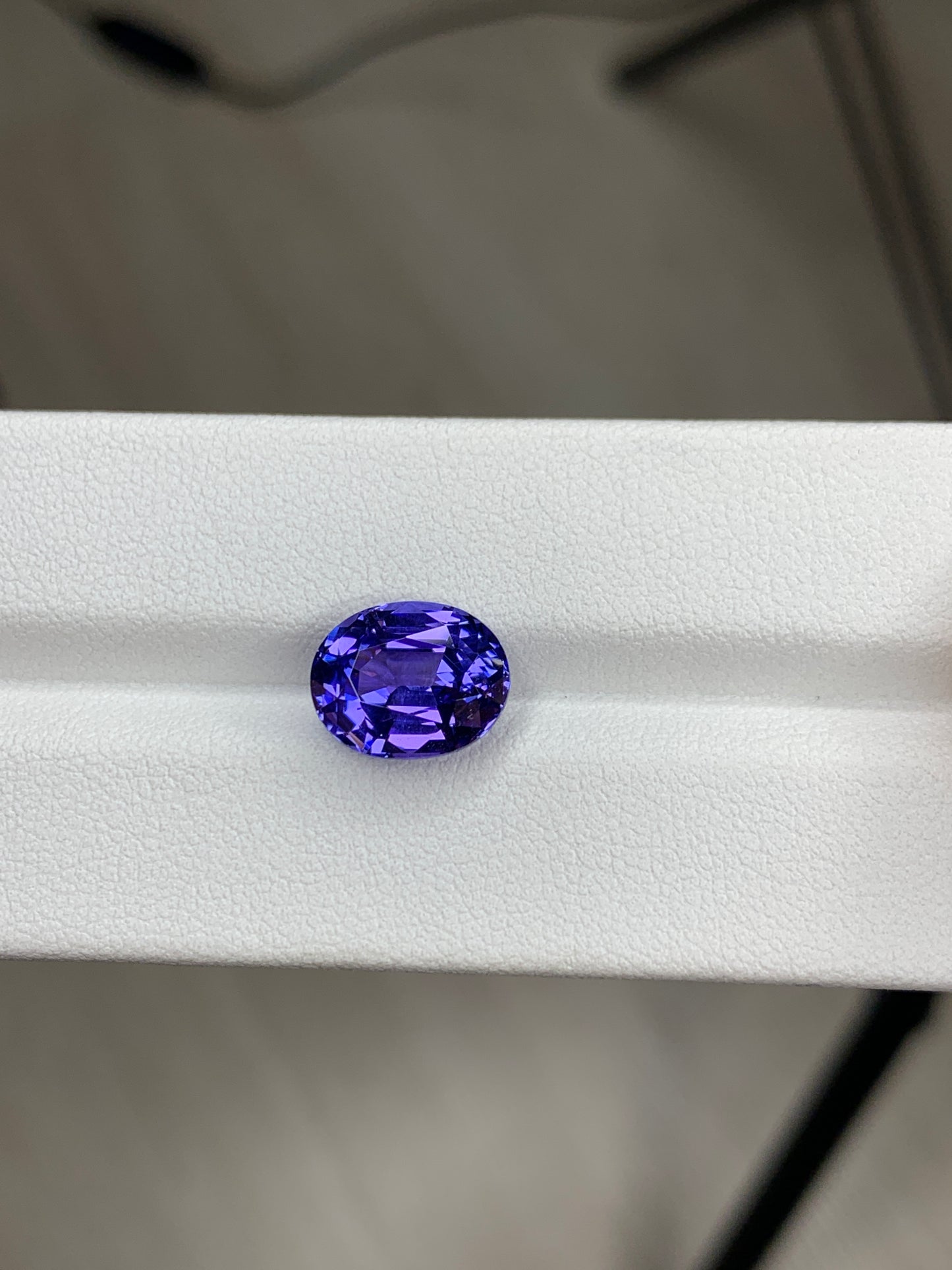 Oval faceted tanzanite, high quality cutting 5.92 ct