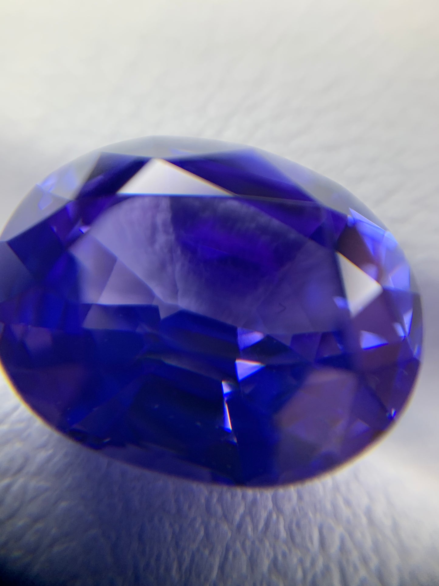 Oval faceted tanzanite, high quality cutting 5.92 ct