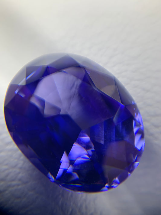 Oval faceted tanzanite, high quality cutting 5.92 ct