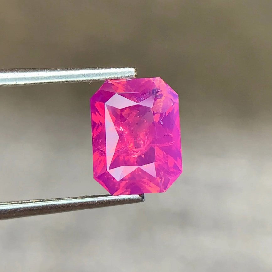 2.58 cts, Opalescent effect natural pink sapphire