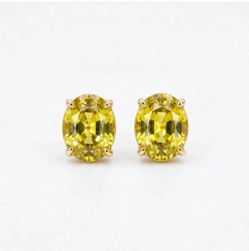 18K golden stud earrings with faceted Madagascan yellow sphene