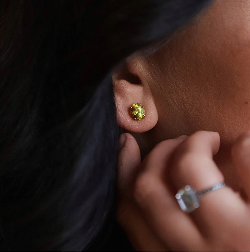 18K golden stud earrings with faceted Madagascan yellow sphene