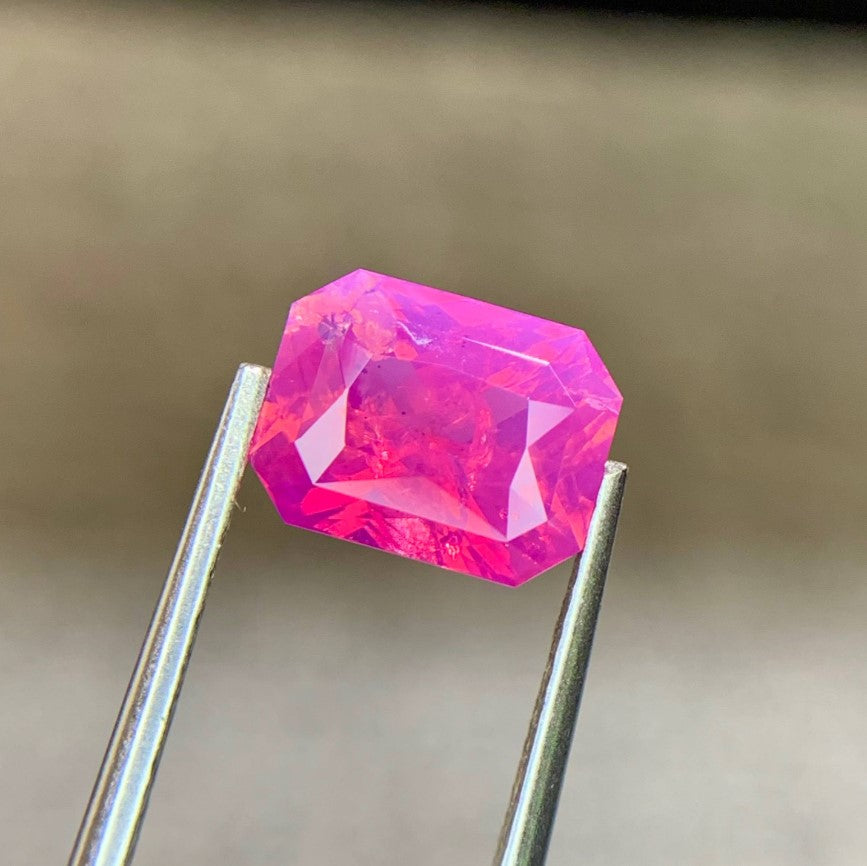 2.58 cts, Opalescent effect natural pink sapphire