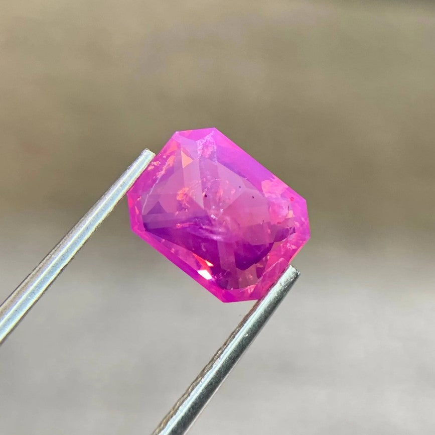 2.58 cts, Opalescent effect natural pink sapphire