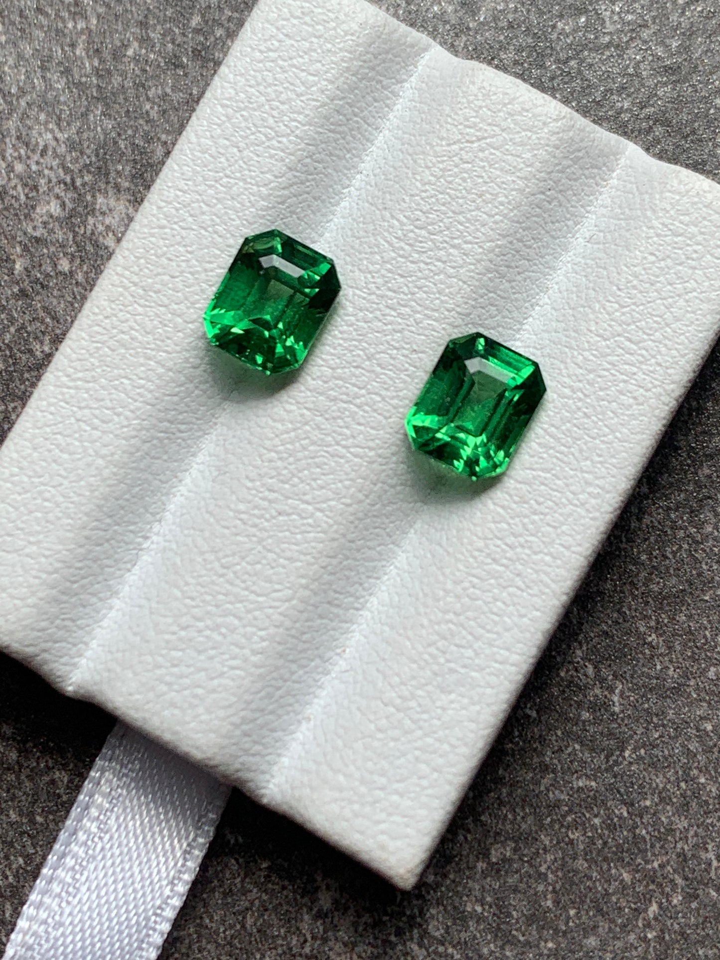 Pair of faceted garnets tsavorite, tsavorite 4 ct