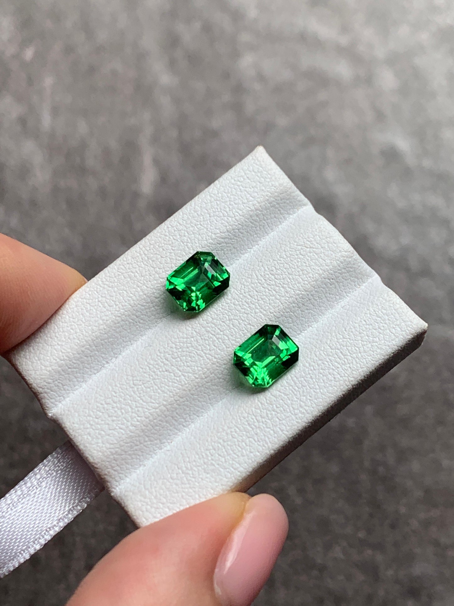 Pair of faceted garnets tsavorite, tsavorite 4 ct