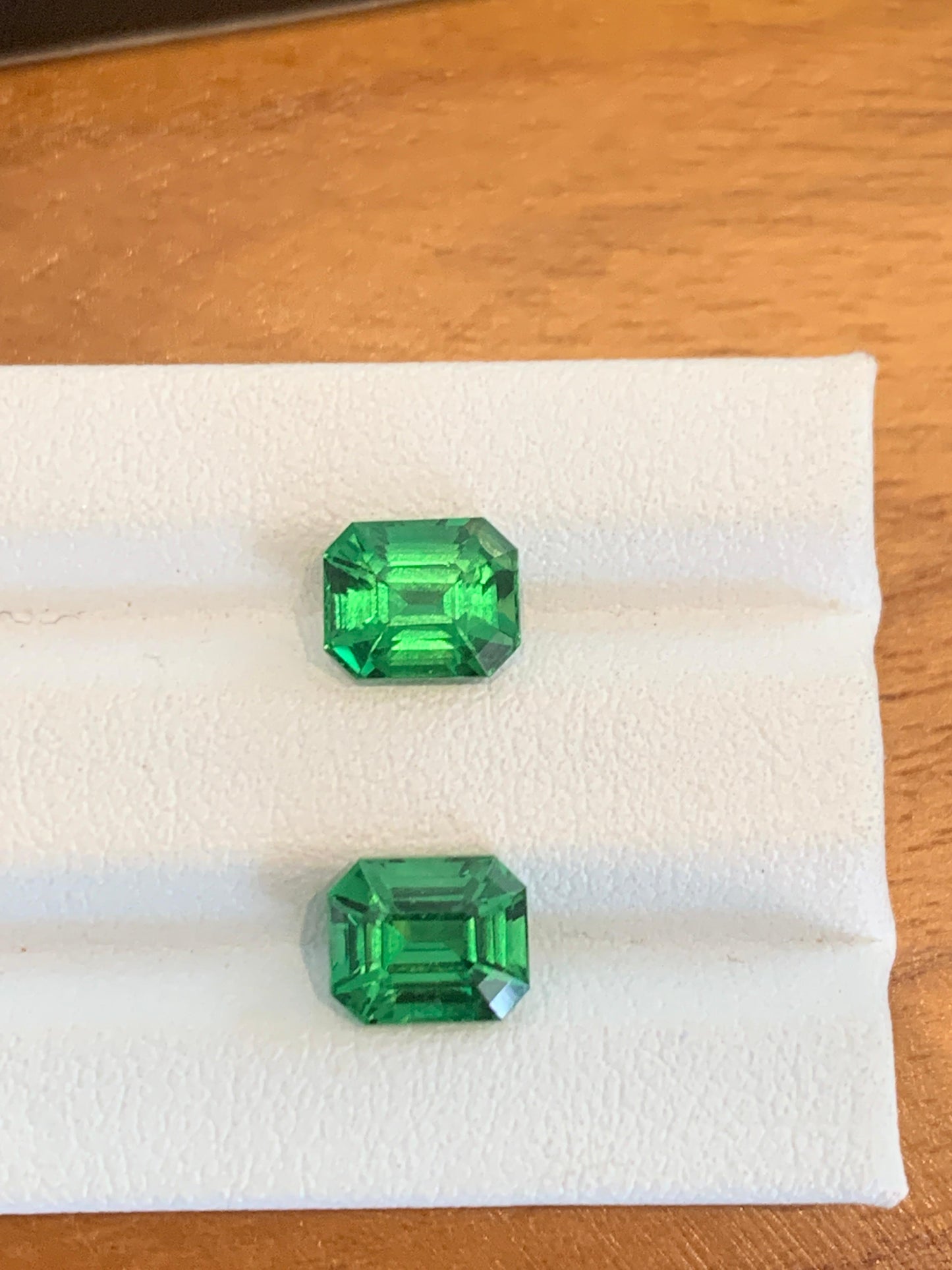 Pair of faceted garnets tsavorite, tsavorite 4 ct