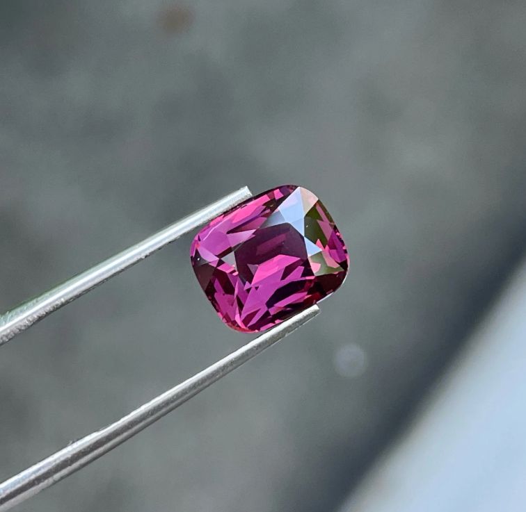 Bright pink Burmese Spinel 5.12 ct