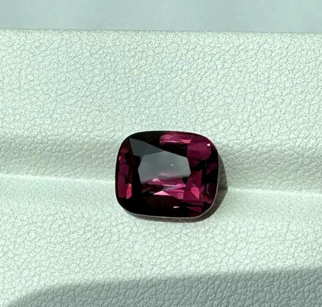 Bright pink Burmese Spinel 5.12 ct