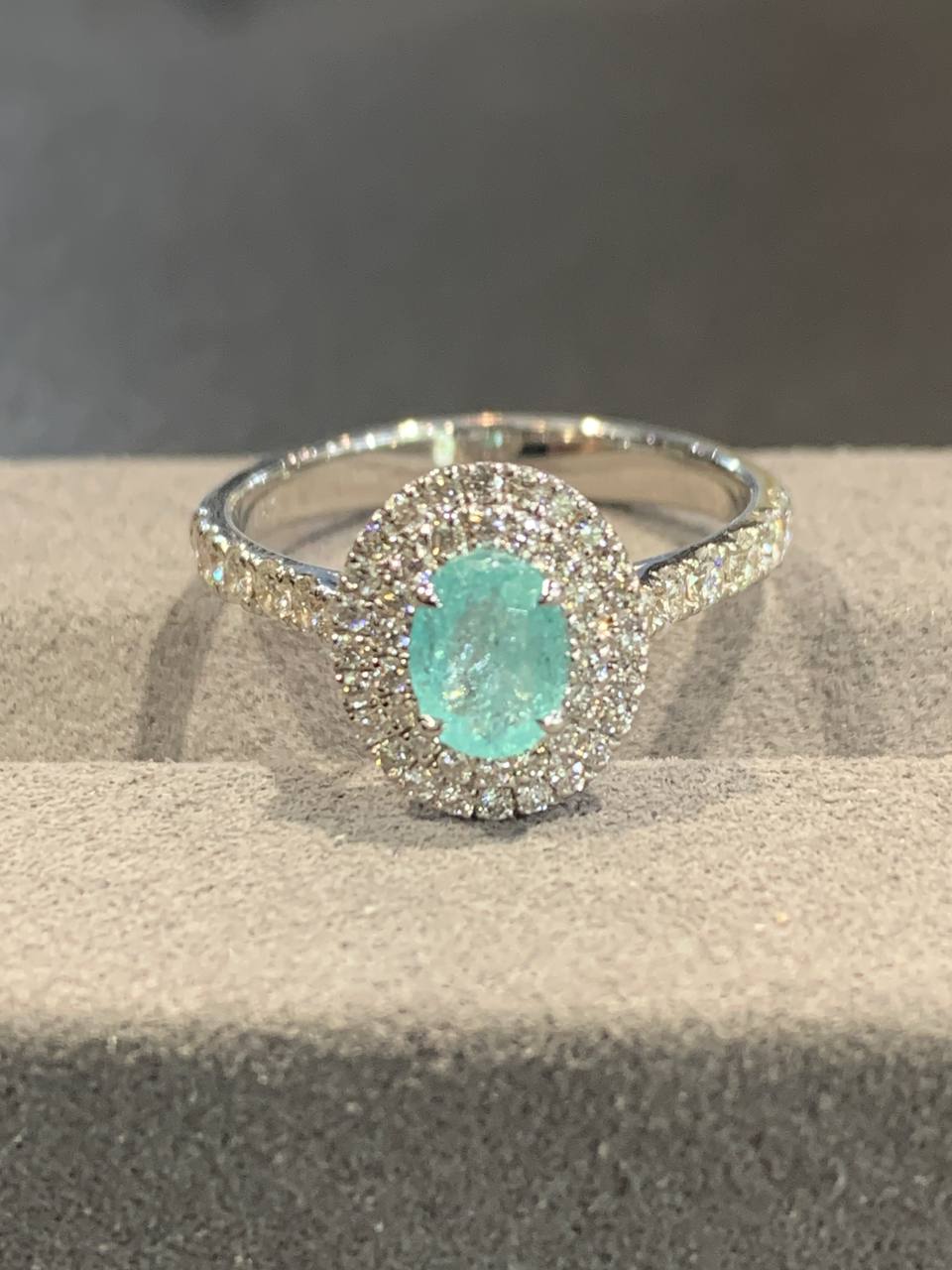 Ring with neon-blue Paraiba tourmaline