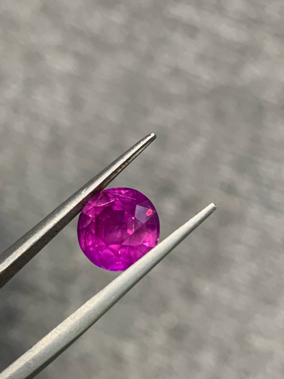 Pink‑lilac faceted sapphire, 4.61 ct