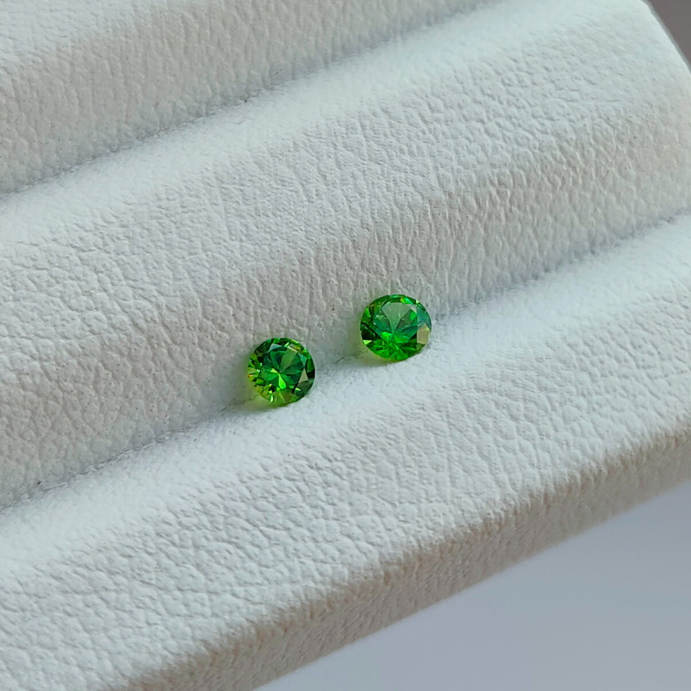 Faceted demantoid pair 0,18 ct