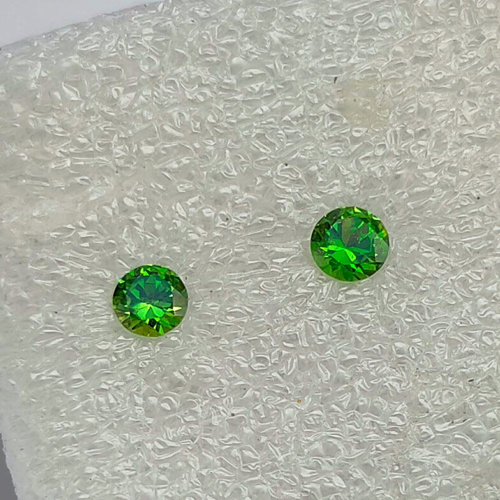 Faceted demantoid pair 0,18 ct