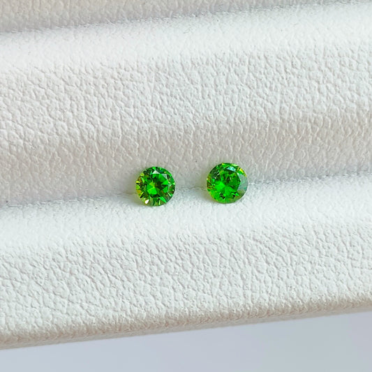 Faceted demantoid pair 0,18 ct